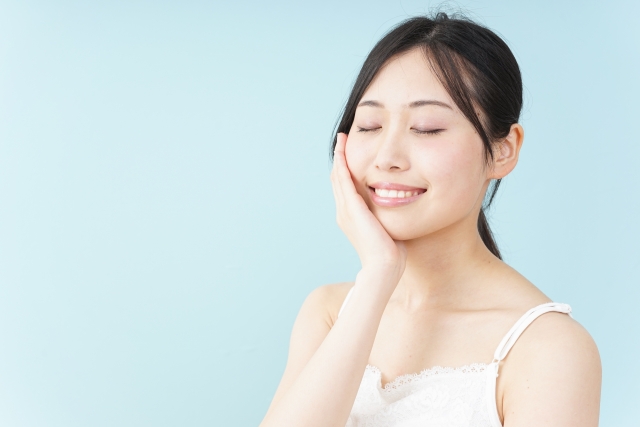 30代クレンジング、スキンケアをする女性