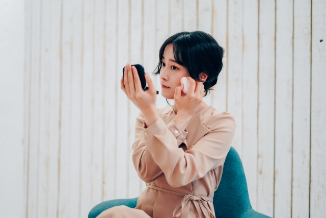 30代崩れにくいファンデーション、メイクをする女性