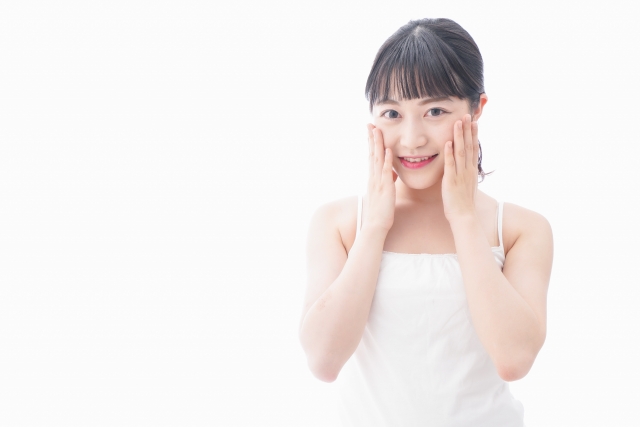 30代崩れにくいファンデーション、メイクをする女性