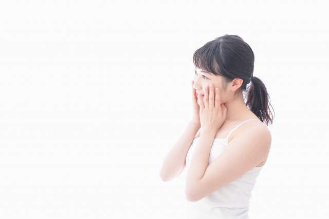 30代名品美容液、スキンケアする女性