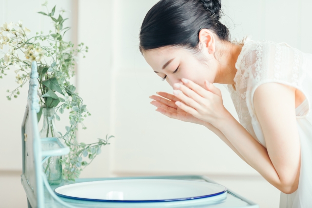 30代クレンジングをする女性