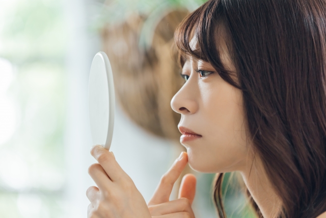 30代クレンジング、肌に悩む女性