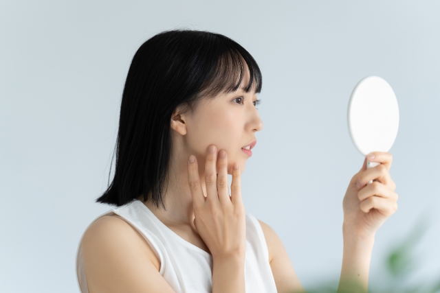 30代名品美容液、肌に悩む女性