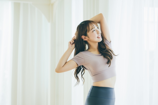 リントスル Lower Body Make Up+ 伸びをする女性